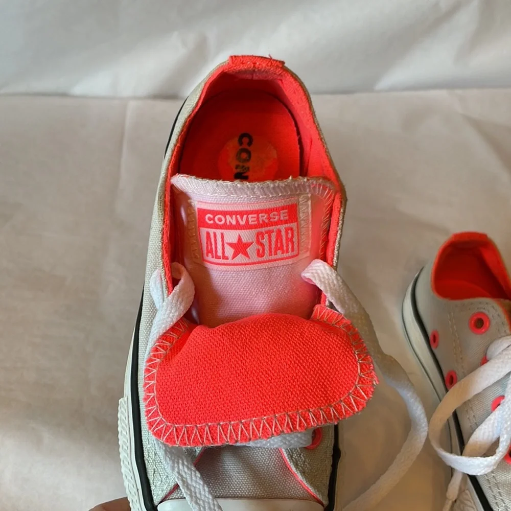 Converse white canvas trimmed‎ in neon pink size 12